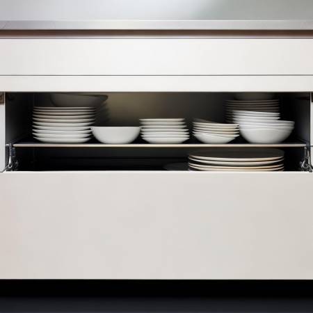 “消毒柜使用:清洁、餐具不挤”