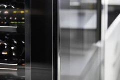 苏宁红酒柜网络报修通阐明㊤楼梯红酒柜旋转门设计：时尚与实用的完美结合