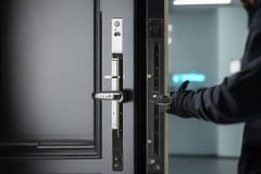 东控防盗门厂客服热线查询分解☜防盗门连接处防撬技巧揭秘，安全升级必看攻略