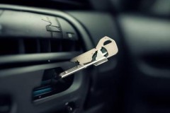 春天防盗门服务快线讲解=汽车防盗门钥匙配几把锁，安全无忧选择指南